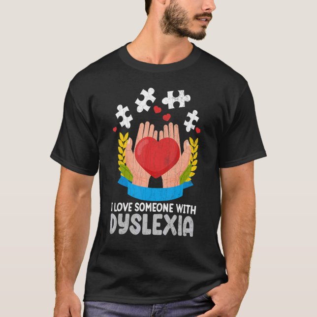 Camiseta Eu Amo Alguém Com Sensibilização Dislexia Gráfico (Frente)