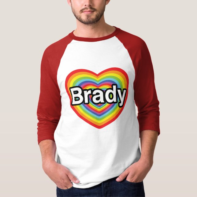 Camiseta Eu amo Brady: coração do arco-íris (Frente)