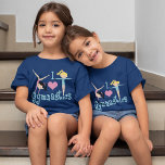 Camiseta Eu Amo Gymnast Personalizado De Ginástica<br><div class="desc">Eu Adoro ginástica. Um presente personalizado de ginástica bonito,  com um texto teal adorável entre duas meninas que tropeçam e um belo coração rosa. Um presente de ginasta bonito para crianças ou treinador de ginástica feminina. Personalize com o nome do seu filho em escrevendo cor-de-rosa.</div>