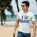 Camiseta Eu Amo Maui Hawaii Férias Cute Havaianas<br><div class="desc">Eu adoro t-shirt Maui Hawaii com uma fotografia fofa em forma de coração do oceano havaiano azul e montanhas verdes. Belas águas costeiras me fazem feliz nas férias de verão. Um belo palheiro com moinhos de vento em uma colina.</div>