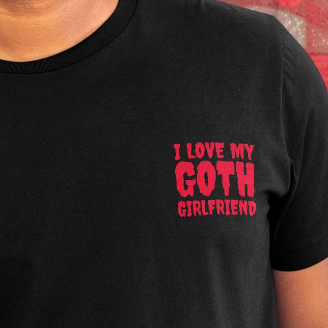 Camiseta Eu Amo Meu Namorada De Gótico, Gritando Slogan De  (Text 'i lovev my girlfriend' on crest area of black t-shirt, in red dripping font)