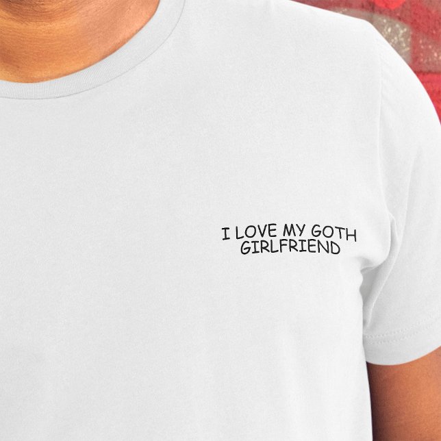Camiseta Eu Amo Meu Namorada Gótico Preto Quadrado Engraçad ("I love my goth girlfriend" in black comic font on crest of white t-shirt)