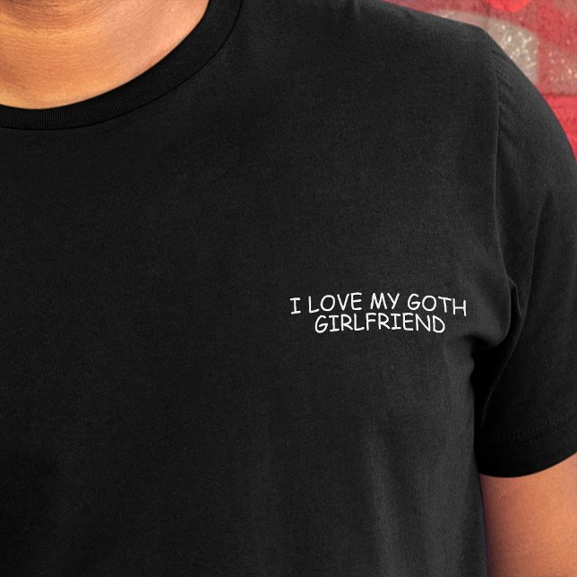 Camiseta Eu Amo Meu Namorada Gótico White Comic Sans Engraç ("I love my goth girlfriend" in white comic font on crest of black t-shirt)