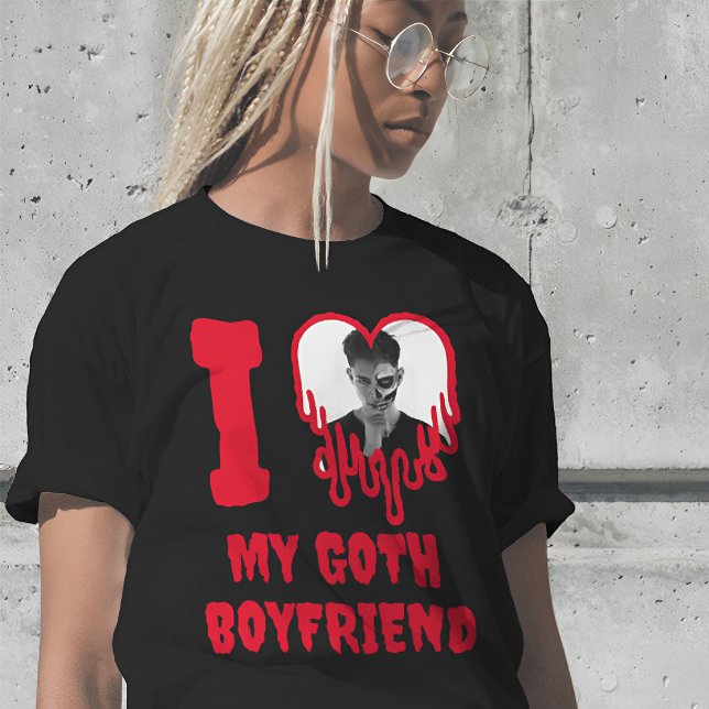 Camiseta Eu Amo Meu Namorado De Gótico, Gritando Foto Do Co (Girl wearing a I Love My Goth Boyfriend shirt, with dripping red text and photo of boyfriend)