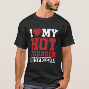 Camiseta Eu Amo Meu Namorado Mais Jovem e Gostoso Casal Nam