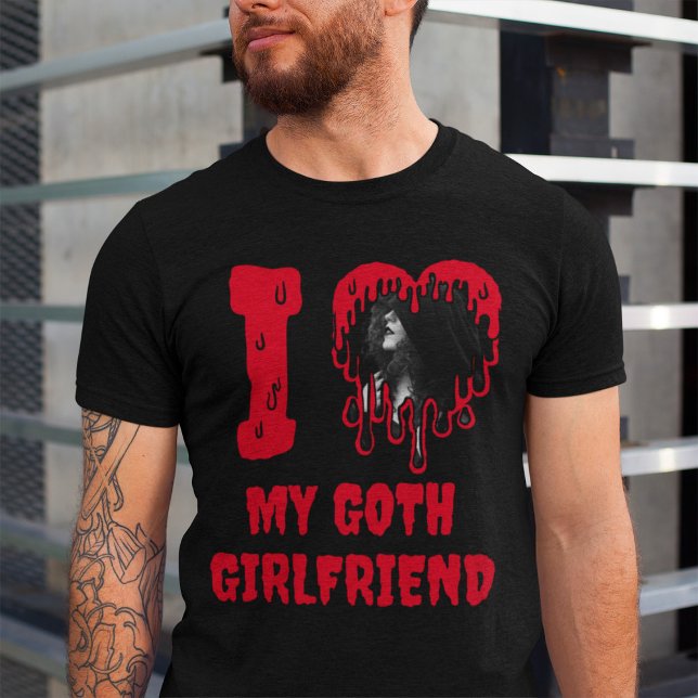 Camiseta Eu Amo Meu Namorados De Cartoon De Namorada De Gót (Black t-shirt says 'I love my goth girlfriend' in red dripping text, with a heart photo template)