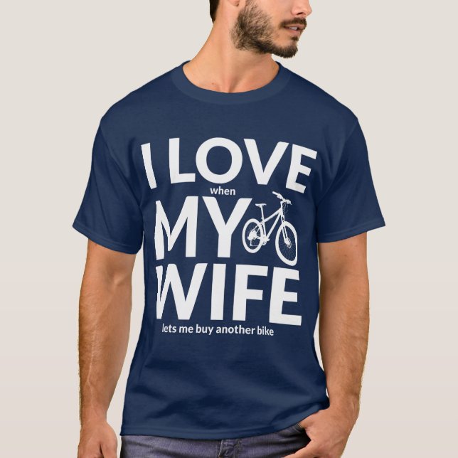 Camiseta Eu Amo Minha Esposa Quando Ela Me Deixa Comprar Um (Frente)
