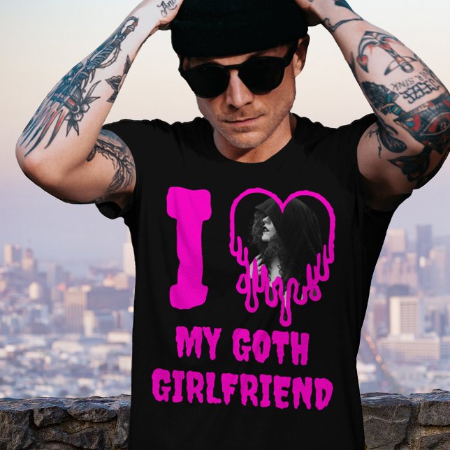 Camiseta Eu Amo Minha Foto De Coração De Namorada Rosa (Neon pink horror text says "I love my goth girlfriend', with a photo template in a heart)