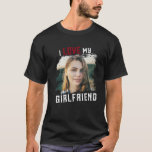 Camiseta Eu Amo Minha Foto Personalizada Grunge Namorada<br><div class="desc">Excelente presente para o seu namorado! T-shirt personalizada,  a dizer que adoro a minha NAMORADA na fotografia de tipografia pescada desportiva num recorte de máscara legal angustiado. Personalização simples e fácil!</div>