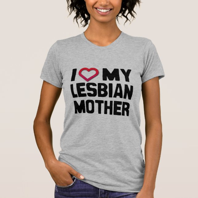 CAMISETA EU AMO MINHA MÃE LESBIANA. (Frente)