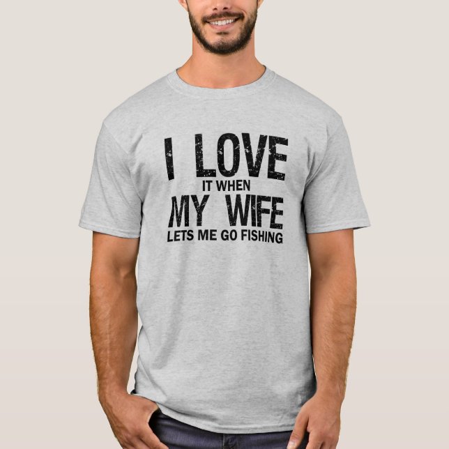 Camiseta EU AMO-O quando MINHA ESPOSA me deixa ir pescar (Frente)