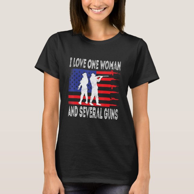 Camiseta Eu amo uma mulher e várias armas (Frente)