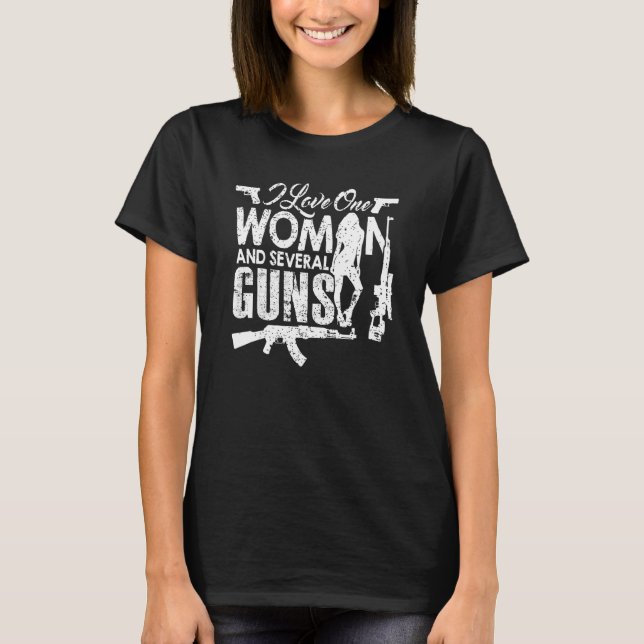 Camiseta Eu Amo Uma Mulher E Várias Armas (Frente)
