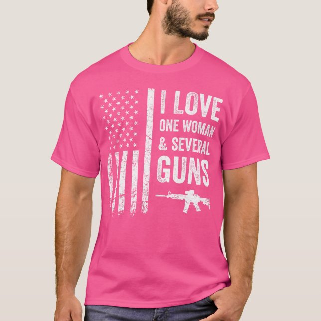Camiseta Eu Amo Uma Mulher E Várias Armas Engraçadas Piada  (Frente)