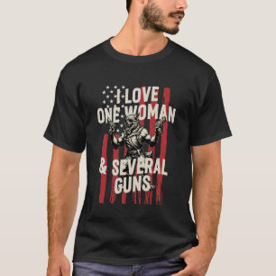 Camiseta Eu Amo Uma Mulher e Várias Armas - Fla Desgastada