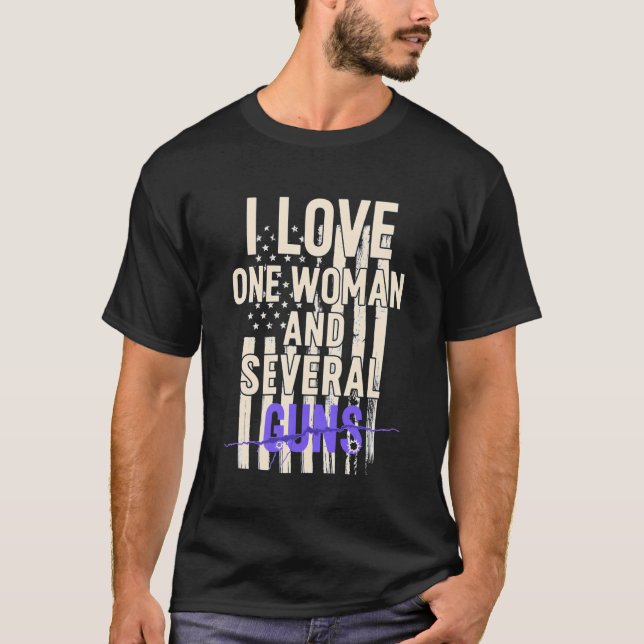 Camiseta Eu Amo Uma Mulher e Várias Armas - Letras Angustia (Frente)