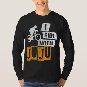 Camiseta Eu Ando com o gráfico Juju - Dom Engraçado