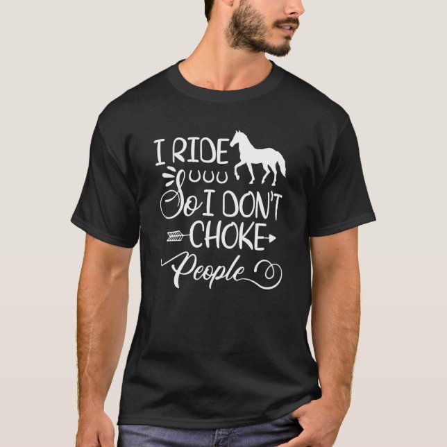 Camiseta Eu ando de bicicleta para não estrangular as pesso (Frente)
