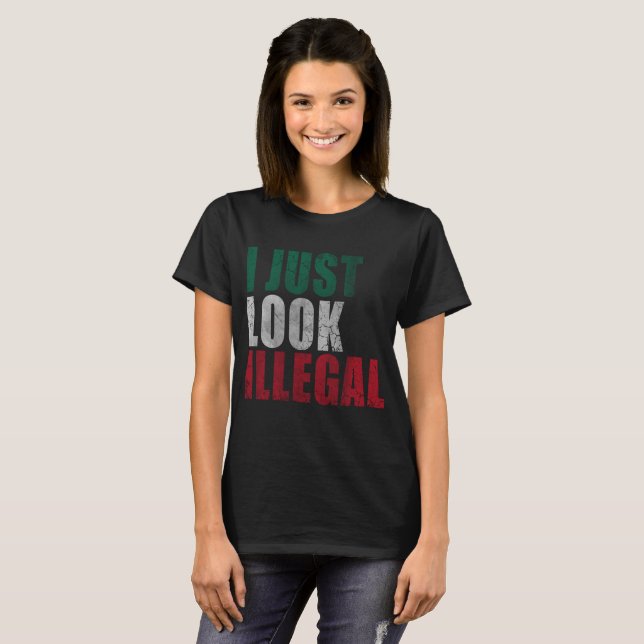 Camiseta Eu apenas olho o Latino ilegal (Frente Completa)