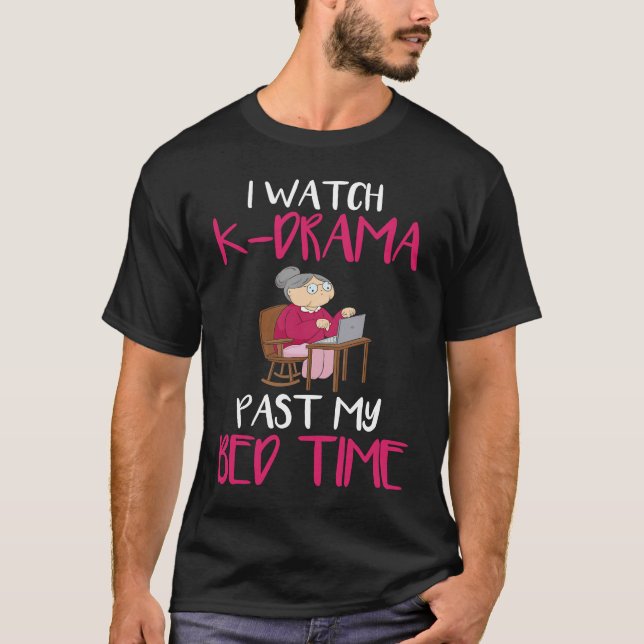 Camiseta Eu assisto ao drama do K no passado da minha cama  (Frente)