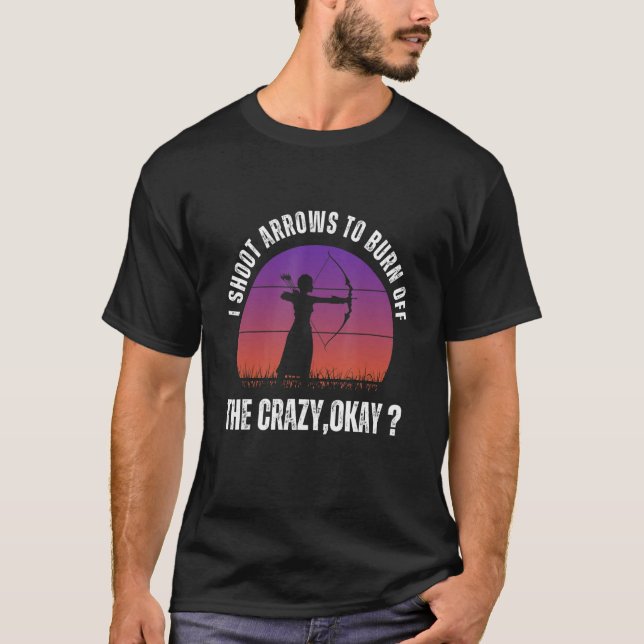 Camiseta Eu atiro flechas para queimar o louco, ok 6 (Frente)