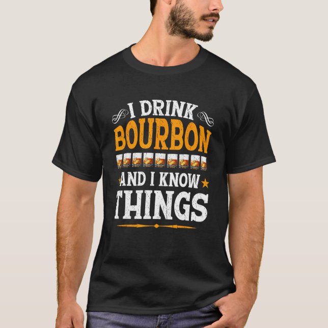 Camiseta Eu Bebo Bourbon E Eu Sei Coisas Whiskey Bourbon (Frente)