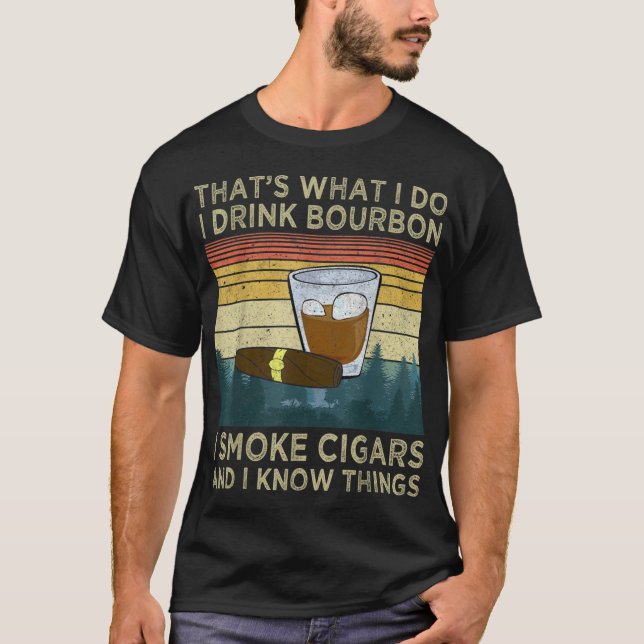 Camiseta Eu Bebo Bourbon Eu Fumo Cigarros E Eu Sei Coisas S (Frente)