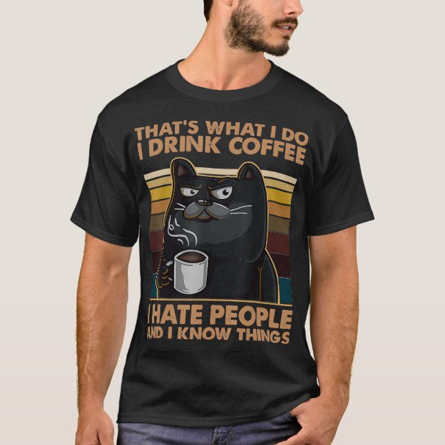 Camiseta Eu Bebo Café Odeio Pessoas E Sei Coisas (Frente)