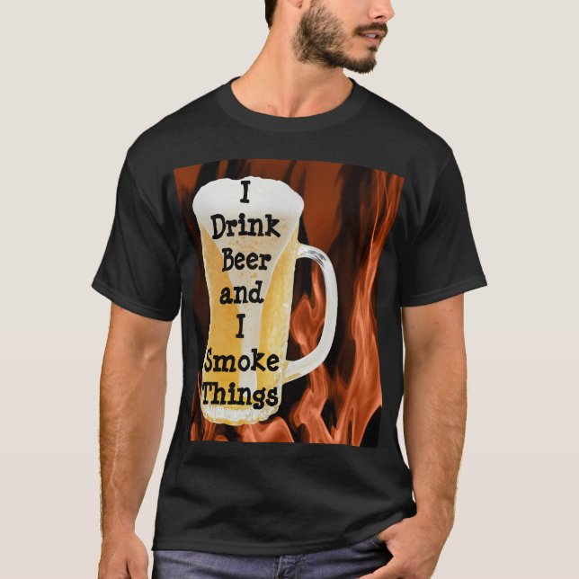Camiseta Eu bebo cerveja e fumo coisas (Frente)