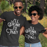 Camiseta Eu bebo para isso | Festa Engraçada De Cerveja | B<br><div class="desc">O vamos levanta um brinde às t-shirts cômicas e aos tempos de excelente com este texto humorístico para celebrar feriados,  aniversários,  casamentos ou apenas ficar acendido. Texto branco sobre a sua escolha dos nossos camisetas de abraço escuro. Felicidades!</div>