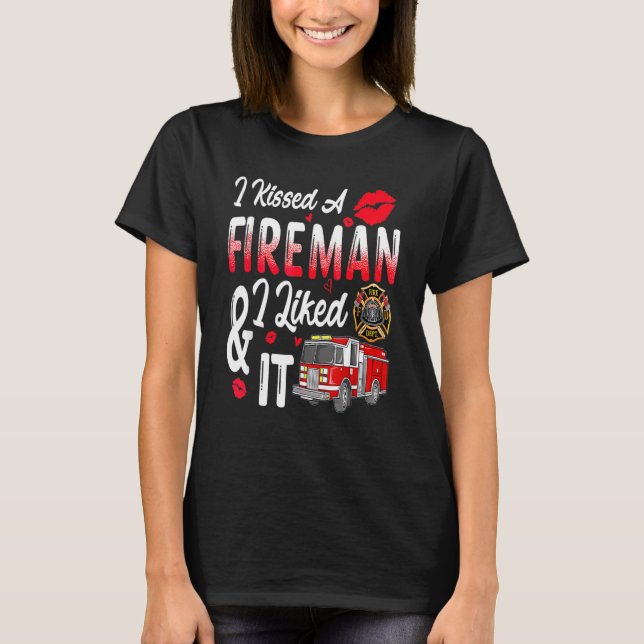 Camiseta Eu Beijei Um Bombeiro Que Gostei Do Bombeiro Valen (Frente)