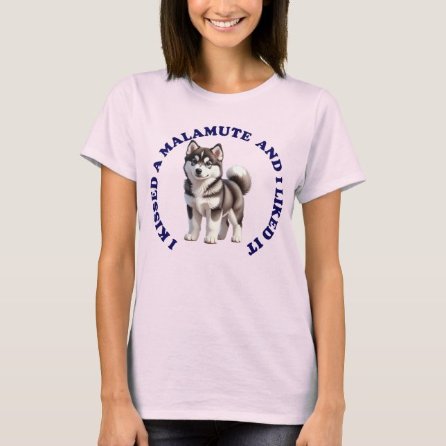 Camiseta Eu beijei um cachorrinho Malamute (Frente)