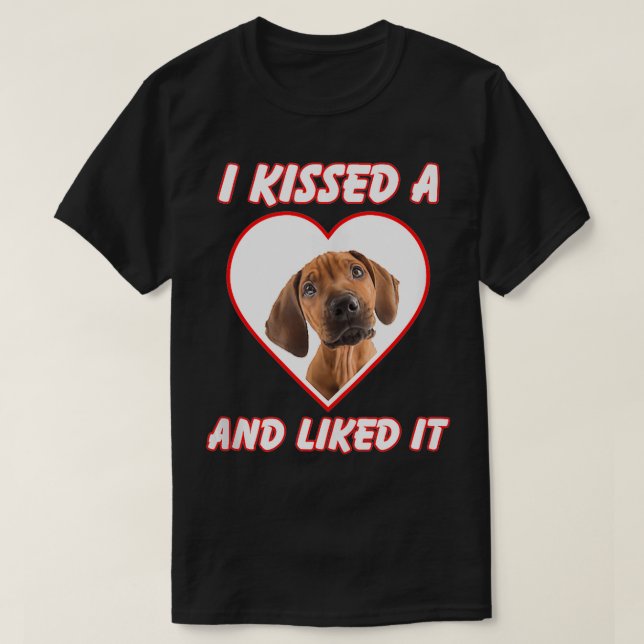 Camiseta Eu Beijei Um Cachorro E Gostei Do Ridgeback Rhodes (Frente do Design)