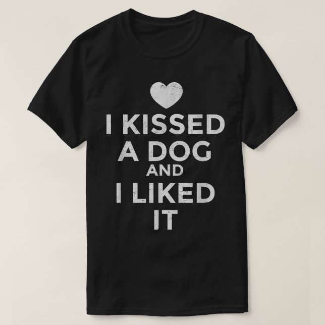 Camiseta Eu Beijei Um Cachorro Que Gostei  (Frente do Design)