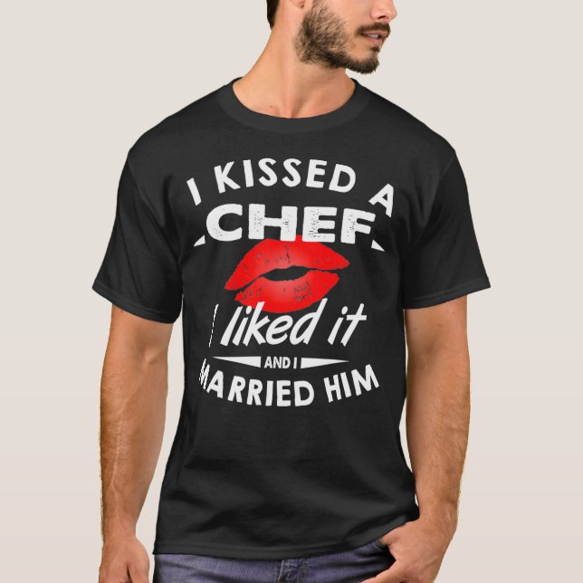 Camiseta Eu Beijei Um Chef Que Gosto E Casei Com Ele (Frente)