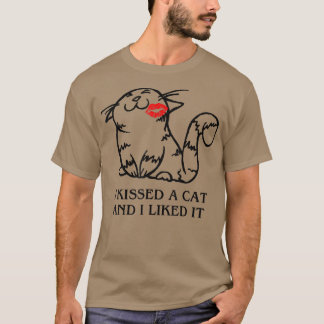 Camiseta Eu Beijei Um Gato E Gostei De Gatos E Lábios Engra