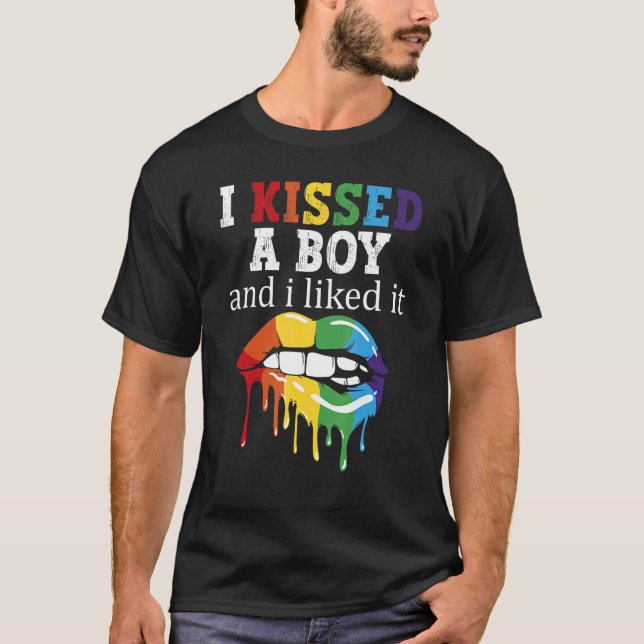 Camiseta Eu Beijei Um Menino E Gostei LGBT Orgulho Rainbow  (Frente)