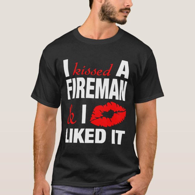 Camiseta Eu Beijei Um Namorada De Bombeiro Engraçado (Frente)