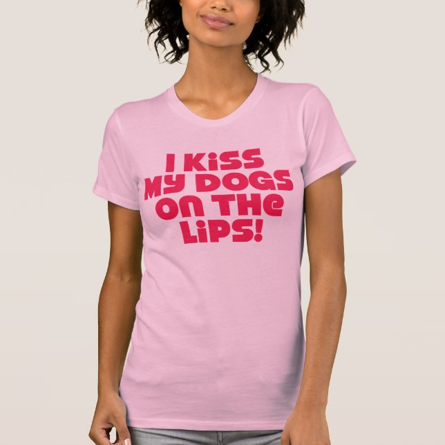 Camiseta Eu Beijo Meus Cachorros Nos Lábios (Frente)