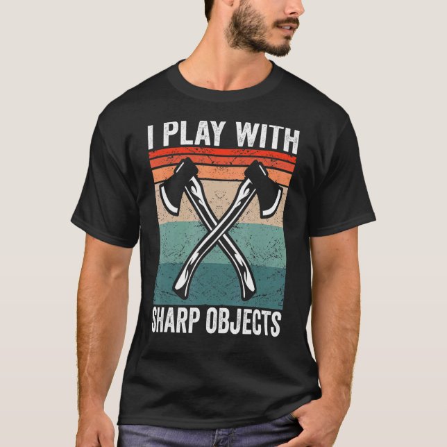 Camiseta Eu brinco com objetos cortantes Ax Thatchet (Frente)