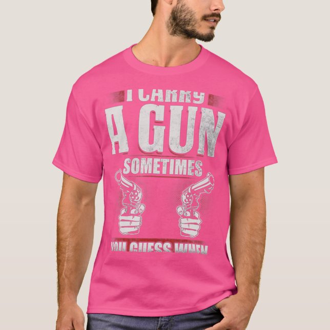 Camiseta Eu Carregar Uma Arma Às Vezes Você Adivinha Quando (Frente)