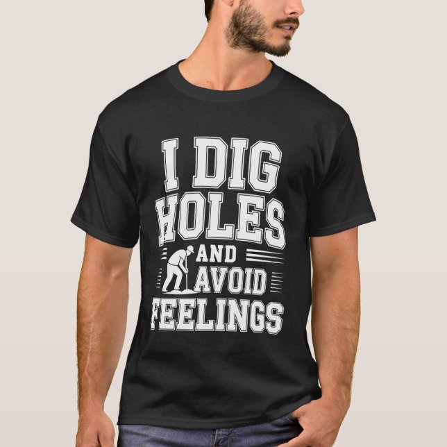 Camiseta Eu Cavo Buracos e Evito Sentimentos Jardinagem Emo (Frente)
