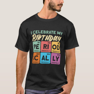Camiseta Eu Celebro Meu Aniversário Cientista Priodicamente