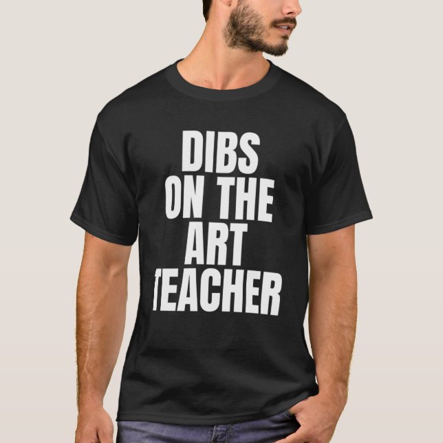 Camiseta Eu Chamo Dibs no Trabalho de Professora de Arte (Frente)