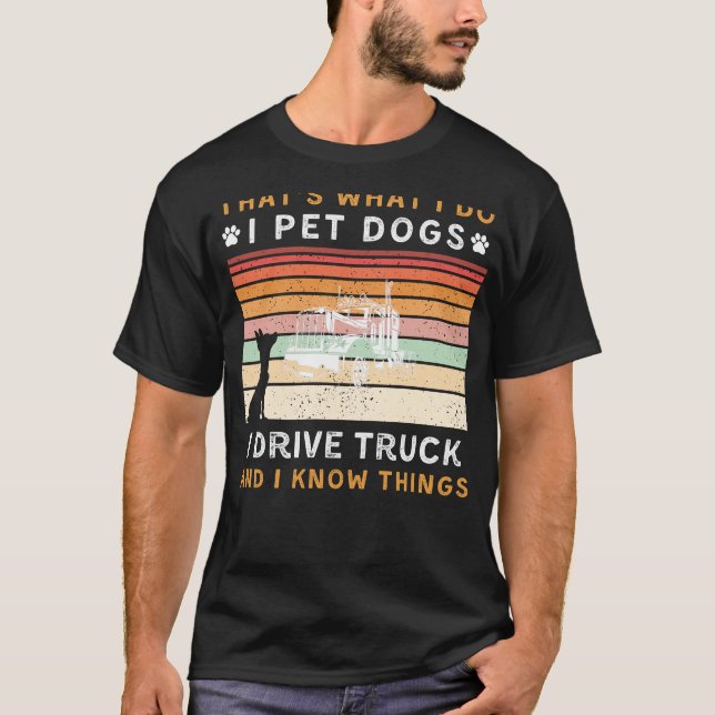 Camiseta Eu Colo Cachorros Eu Dirigo Caminhões Eu Sei Coisa (Frente)