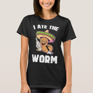 Camiseta Eu comi o verme engraçado bebendo cinco de maio en