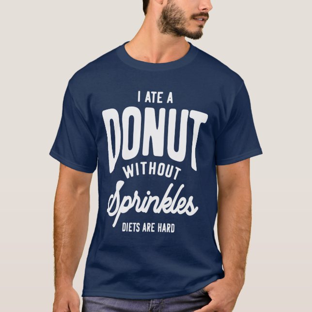 Camiseta Eu Comi Uma Rosquinha Sem Serpentes As Dietas São  (Frente)