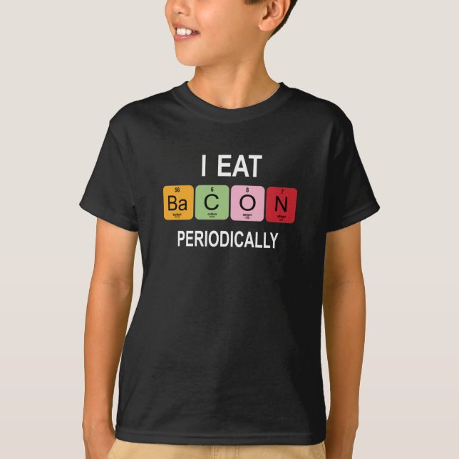Camiseta Eu como Bacon Periodicamente - mesa periódica engr (Frente)