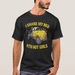 Camiseta Eu Compartilho Minha Cama Com Garotas Gostosas Ope