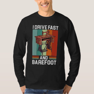 Camiseta Eu Conduzo Máquina De Costura Rápida E Descalça En